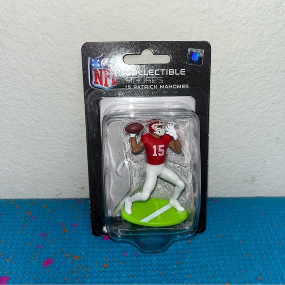 New Collection of 5 NFL figures 2023 Patrick Mahomes Dak Prescott Josh Allen etc - Picture 3 of 9